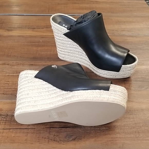 DKNY Women's Eari Wedge Slide Sandals - Picture 2 of 4